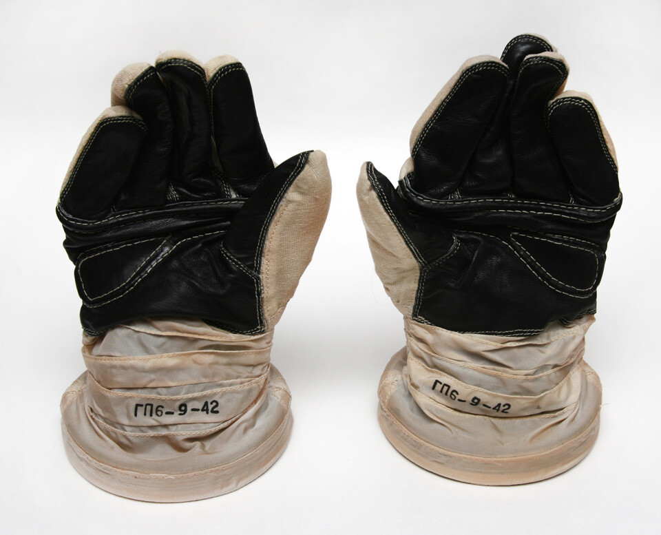PAIR OF GLOVES FOR 1970-S SOVIET SPACESUIT SOKOL-K IN EXCELLENT CONDITION PAIR OF GLOVES FOR 1970-S SOVIET SPACESUIT SOKOL-K IN EXCELLENT CONDITION